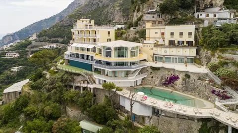 Vista aerea del Capri Palace Hotel & Spa sulla costa
