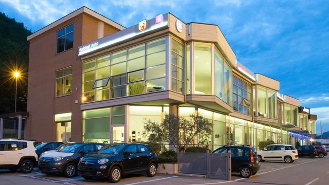 Concessionaria Galdieri Auto con le auto Fiat esposte davanti alla sede