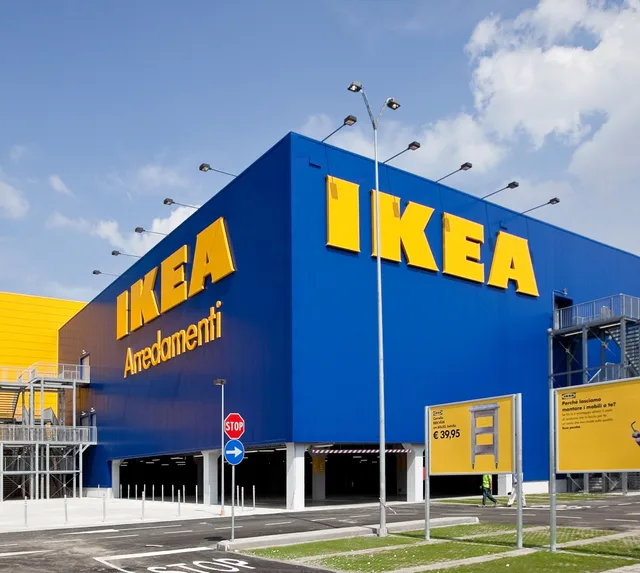 Edificio IKEA Arredamenti con la facciata blu e le insegne gialle