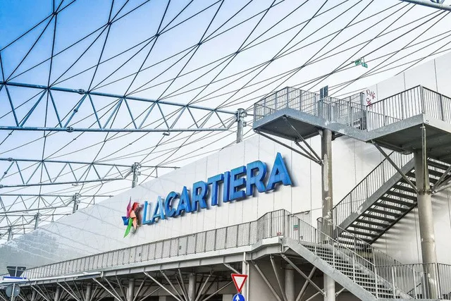 Insegna La Cartiera sulla struttura metallica della sede