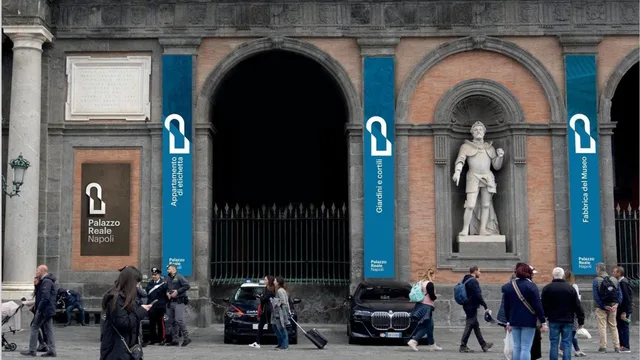 Facciata di Palazzo Reale a Napoli con i banner della segnaletica del museo