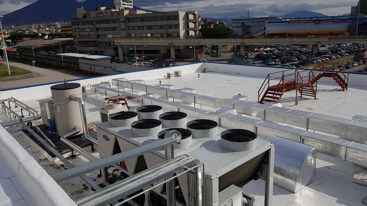 Gruppi frigo e unità esterne sulla copertura di un edificio