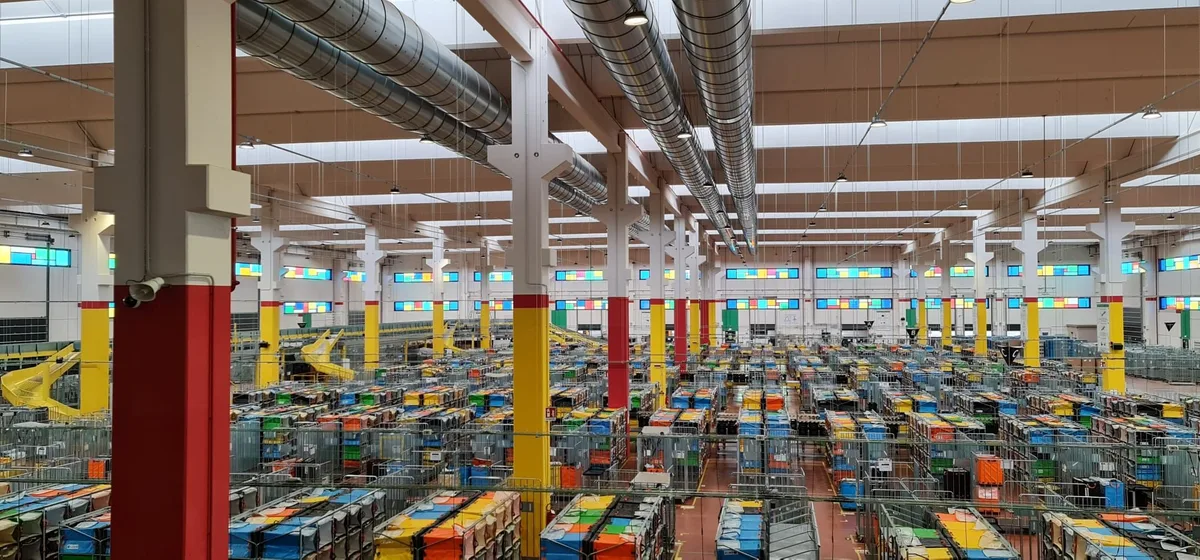 Canalizzazioni e impianto di climatizzazione in un centro logistico