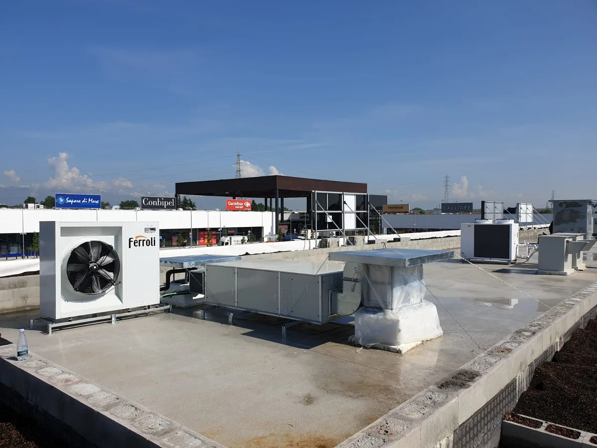 Unità esterne di climatizzazione su una copertura piana