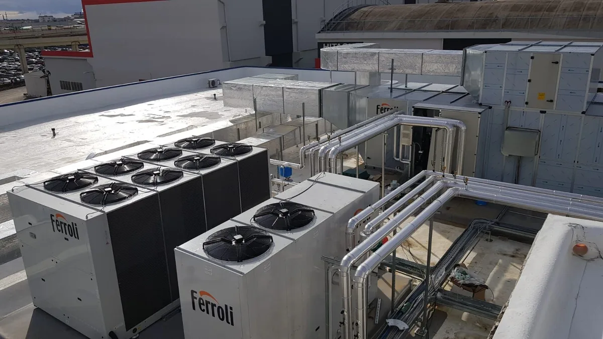 Unità di climatizzazione installate su una copertura in una sede aziendale