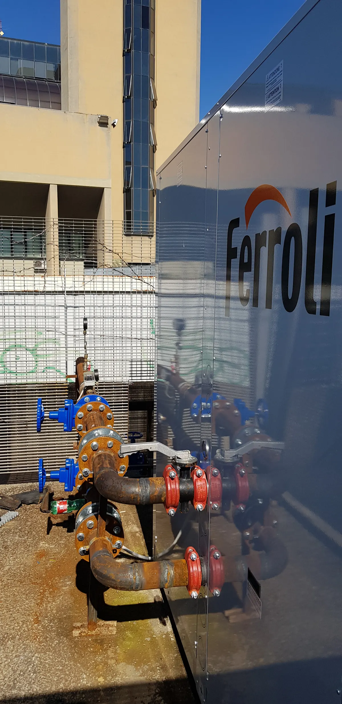 Tubazioni e quadro di un impianto di climatizzazione in un cortile industriale
