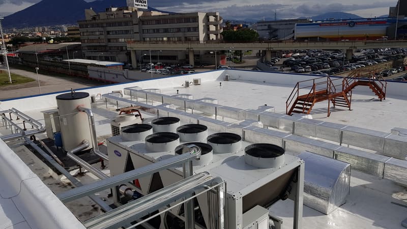Vista dall'alto di un impianto di climatizzazione centralizzato su tetto, con più unità chiller Condass