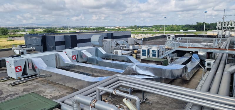 Ductwork e unità di trattamento aria installate su tetto industriale da Condass